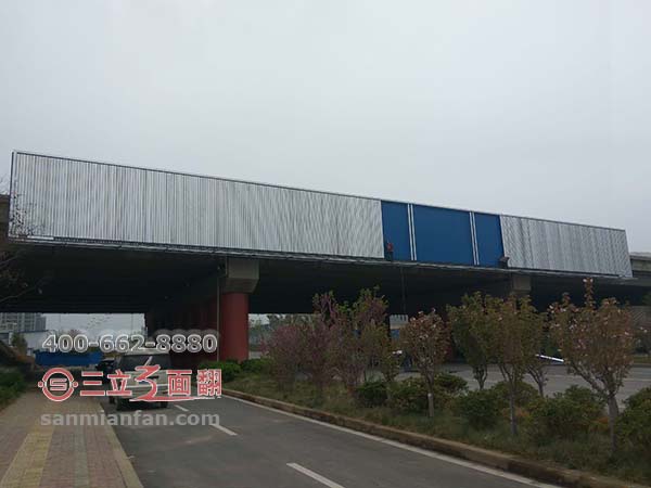 河南省林州市跨路過(guò)街三面翻橋體護(hù)欄廣告牌案例圖片
